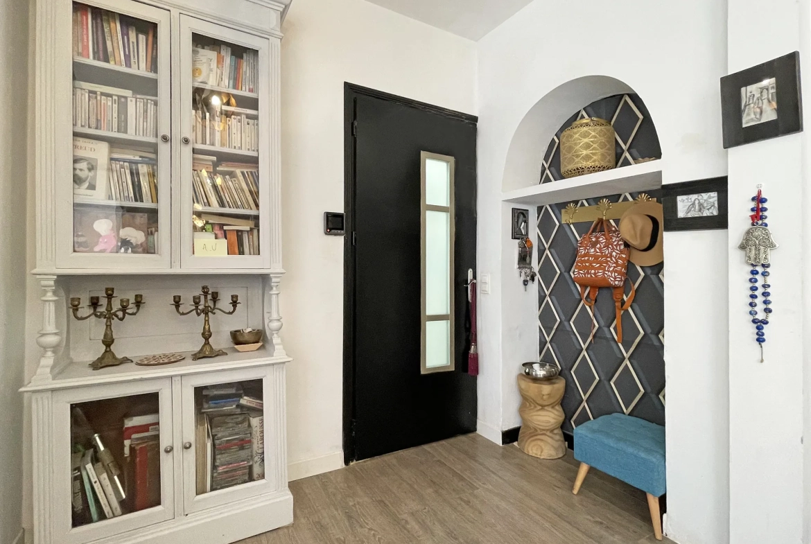 Appartement ancien avec 3 chambres, cuisine semi-ouverte et charme historique à Nîmes 