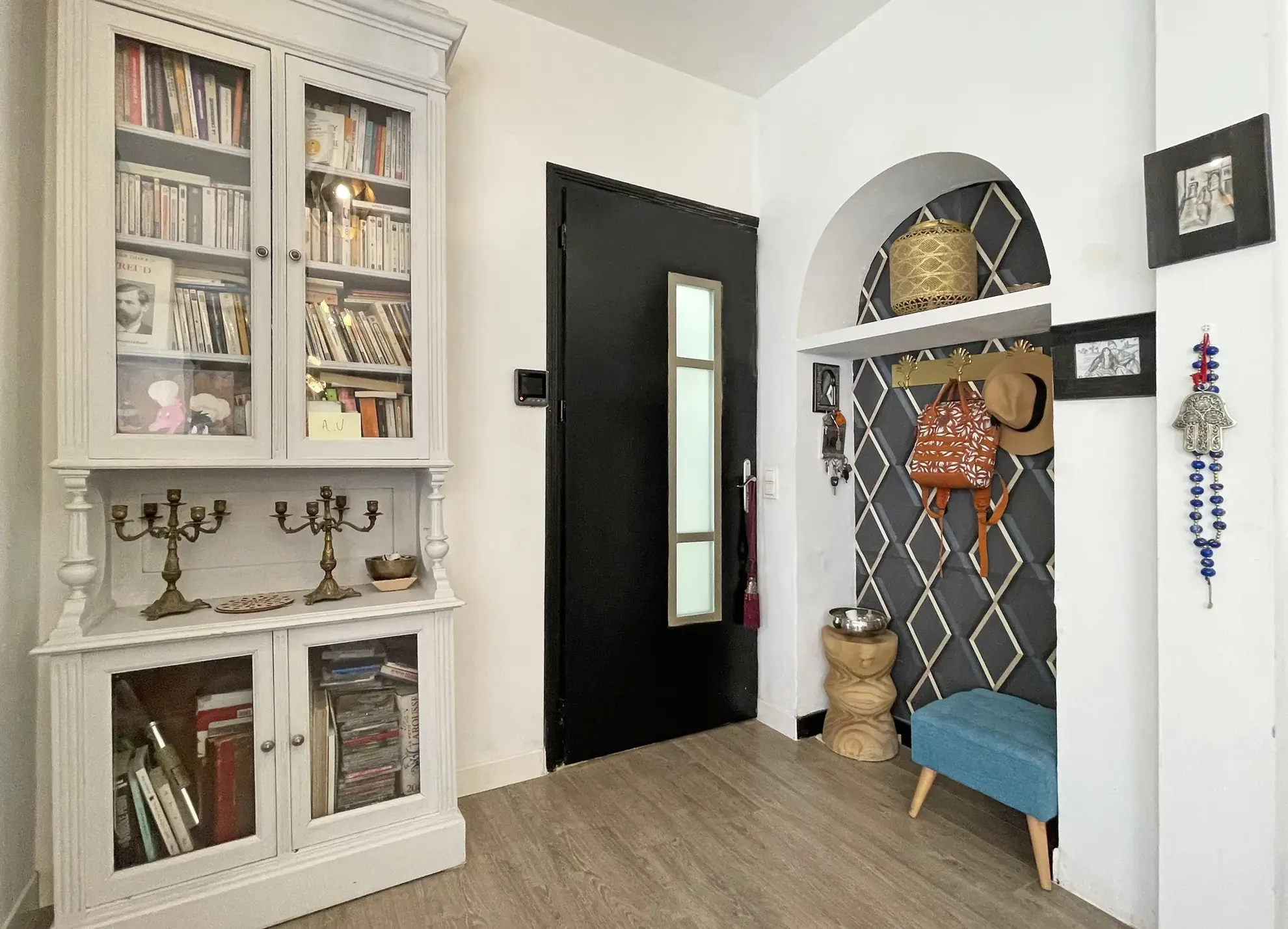 Appartement ancien avec 3 chambres, cuisine semi-ouverte et charme historique à Nîmes 
