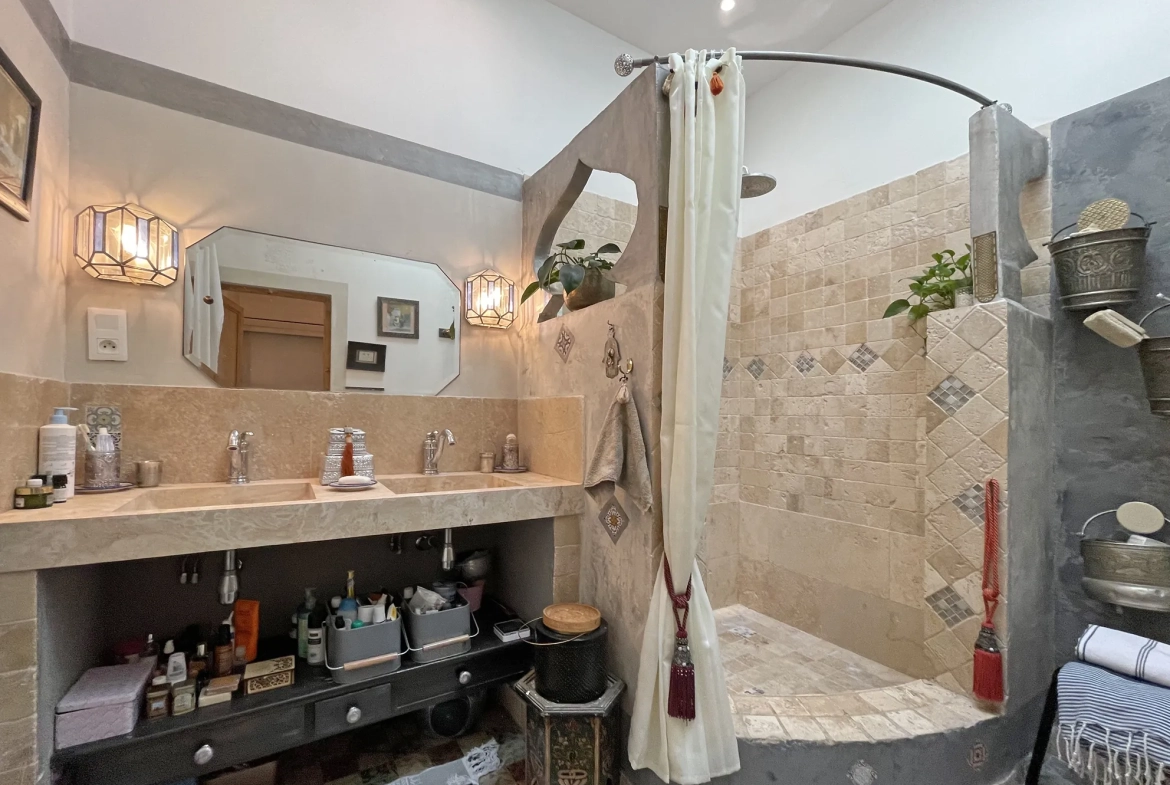 Appartement ancien avec 3 chambres, cuisine semi-ouverte et charme historique à Nîmes 