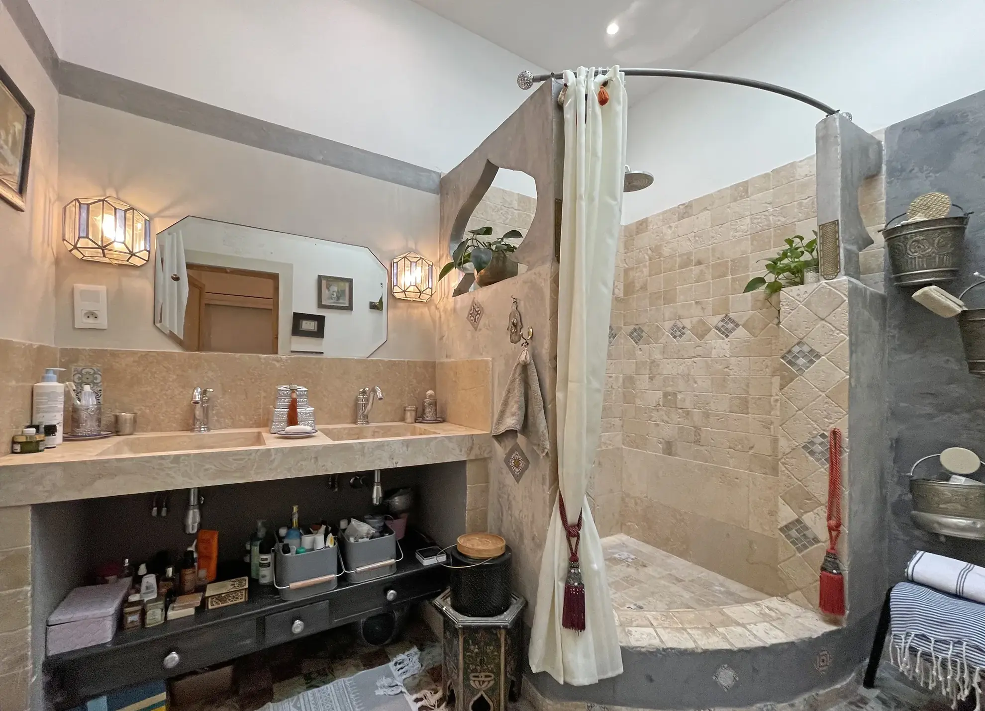 Appartement ancien avec 3 chambres, cuisine semi-ouverte et charme historique à Nîmes 