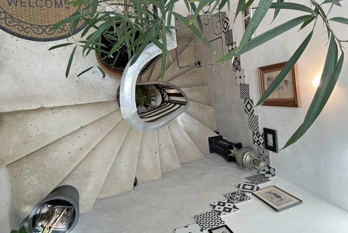 Appartement ancien avec 3 chambres, cuisine semi-ouverte et charme historique à Nîmes 