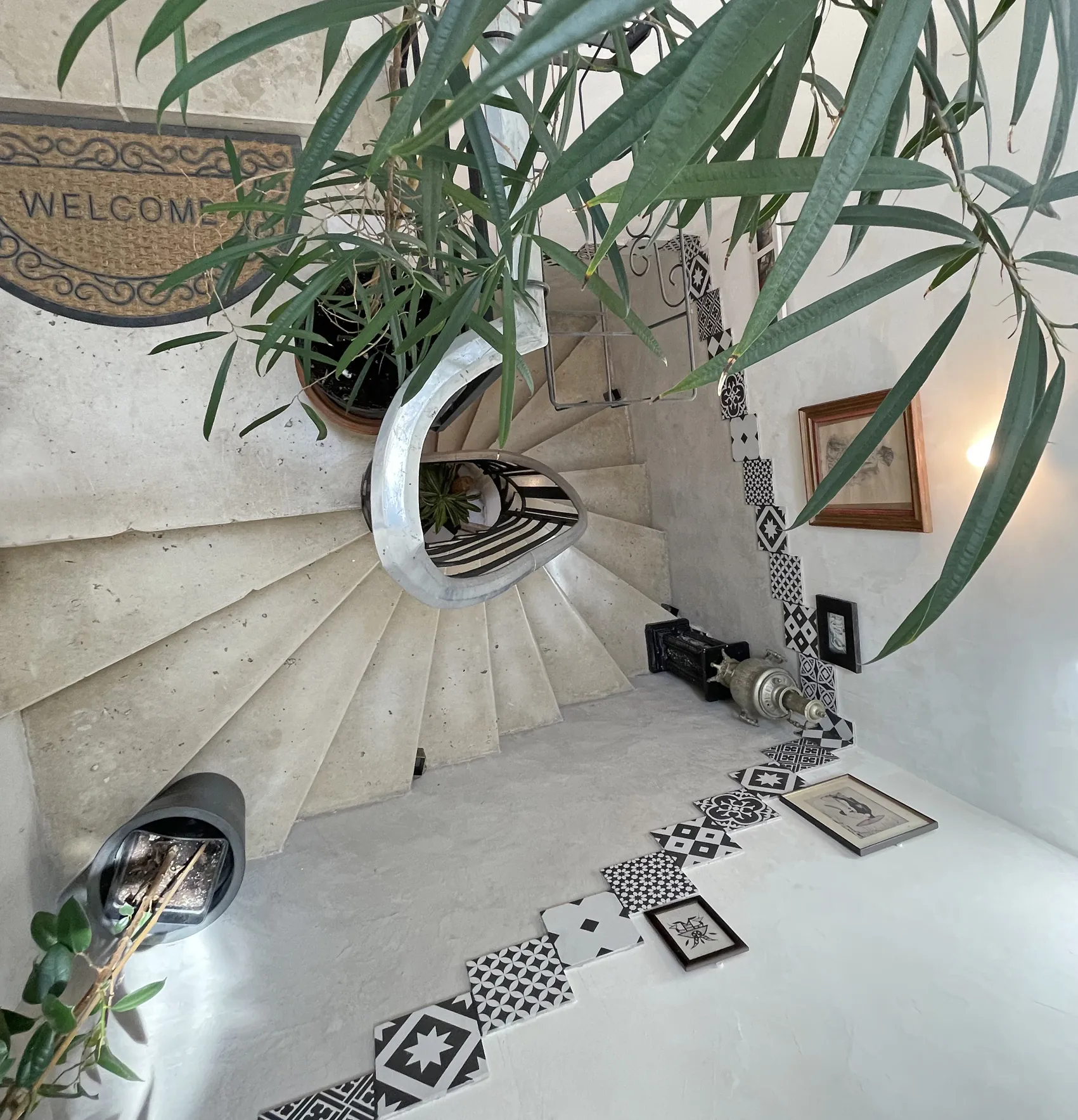 Appartement ancien avec 3 chambres, cuisine semi-ouverte et charme historique à Nîmes 