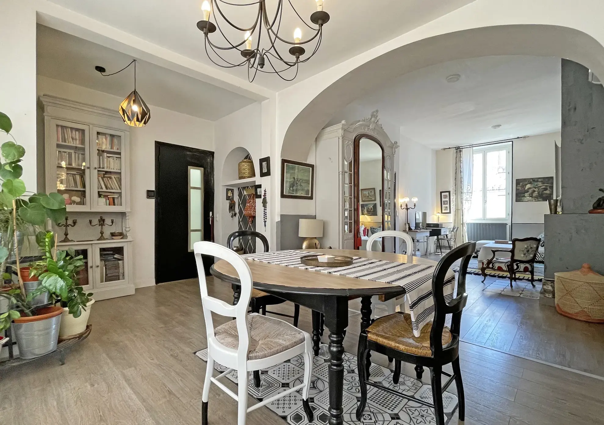 Appartement ancien avec 3 chambres, cuisine semi-ouverte et charme historique à Nîmes 