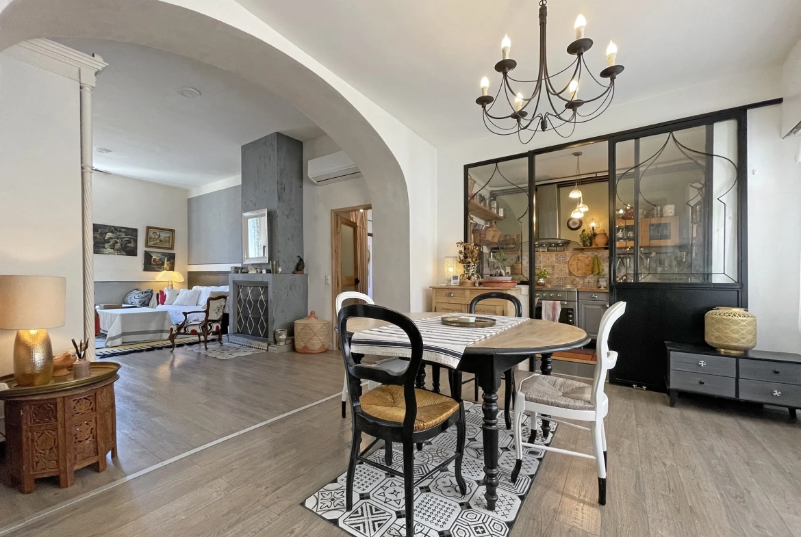 Appartement ancien avec 3 chambres, cuisine semi-ouverte et charme historique à Nîmes 
