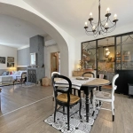 Appartement ancien avec 3 chambres, cuisine semi-ouverte et charme historique à Nîmes