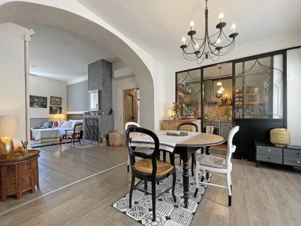 Appartement ancien avec 3 chambres, cuisine semi-ouverte et charme historique à Nîmes