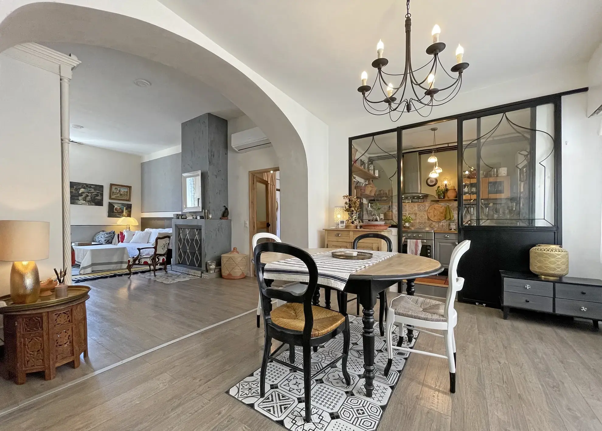 Appartement ancien avec 3 chambres, cuisine semi-ouverte et charme historique à Nîmes 