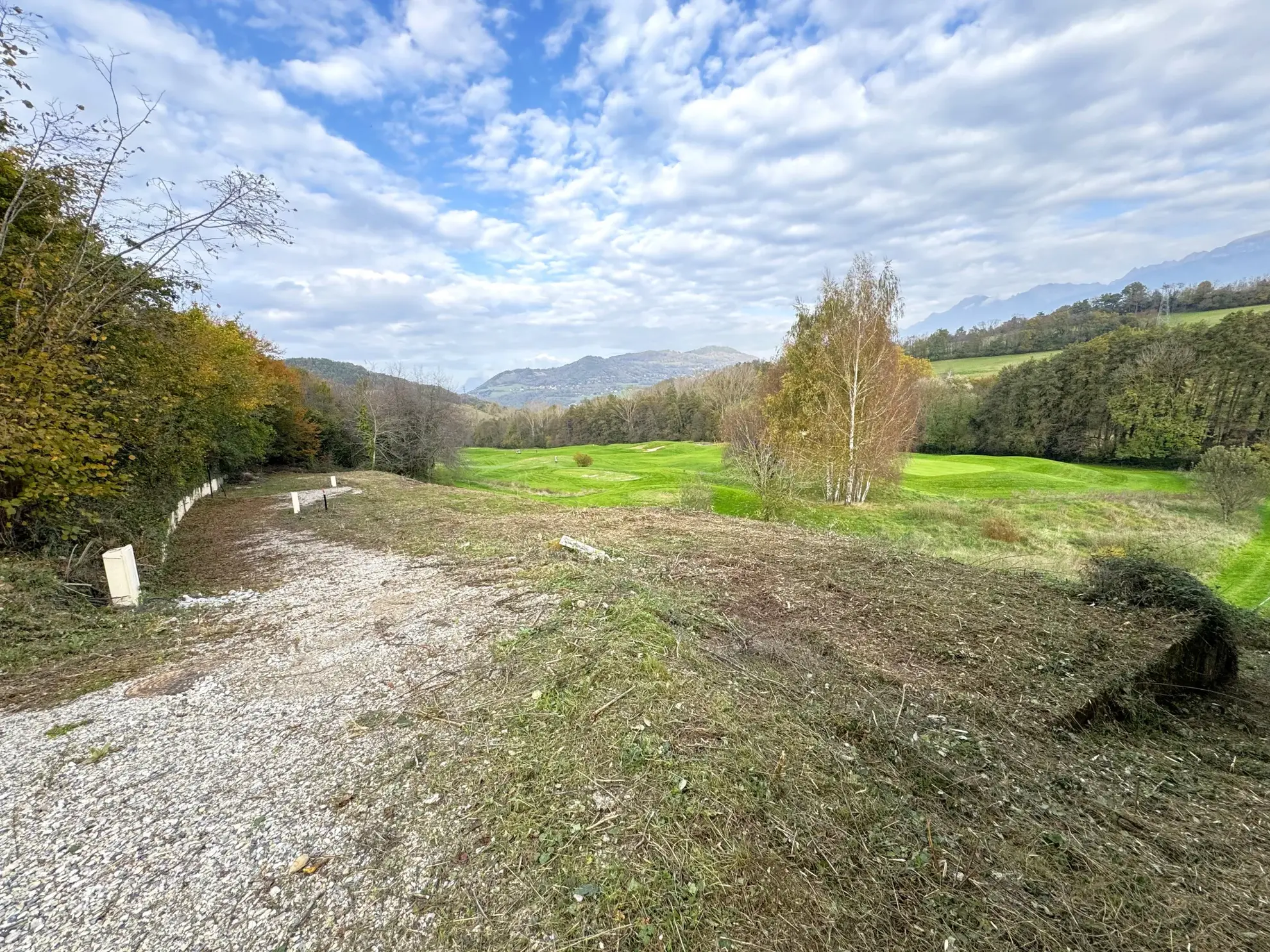 Terrain constructible de 600 m² à Haute-Jarrie avec vue sur Golf et Belledonne 