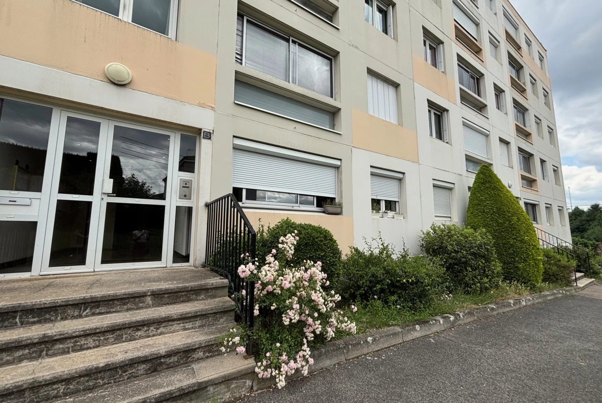 Appartement T4 à Saint-Étienne proche Stade Geoffroy Guichard avec parking et cave 