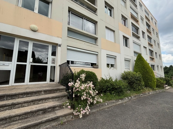 Appartement T4 à Saint-Étienne proche Stade Geoffroy Guichard avec parking et cave