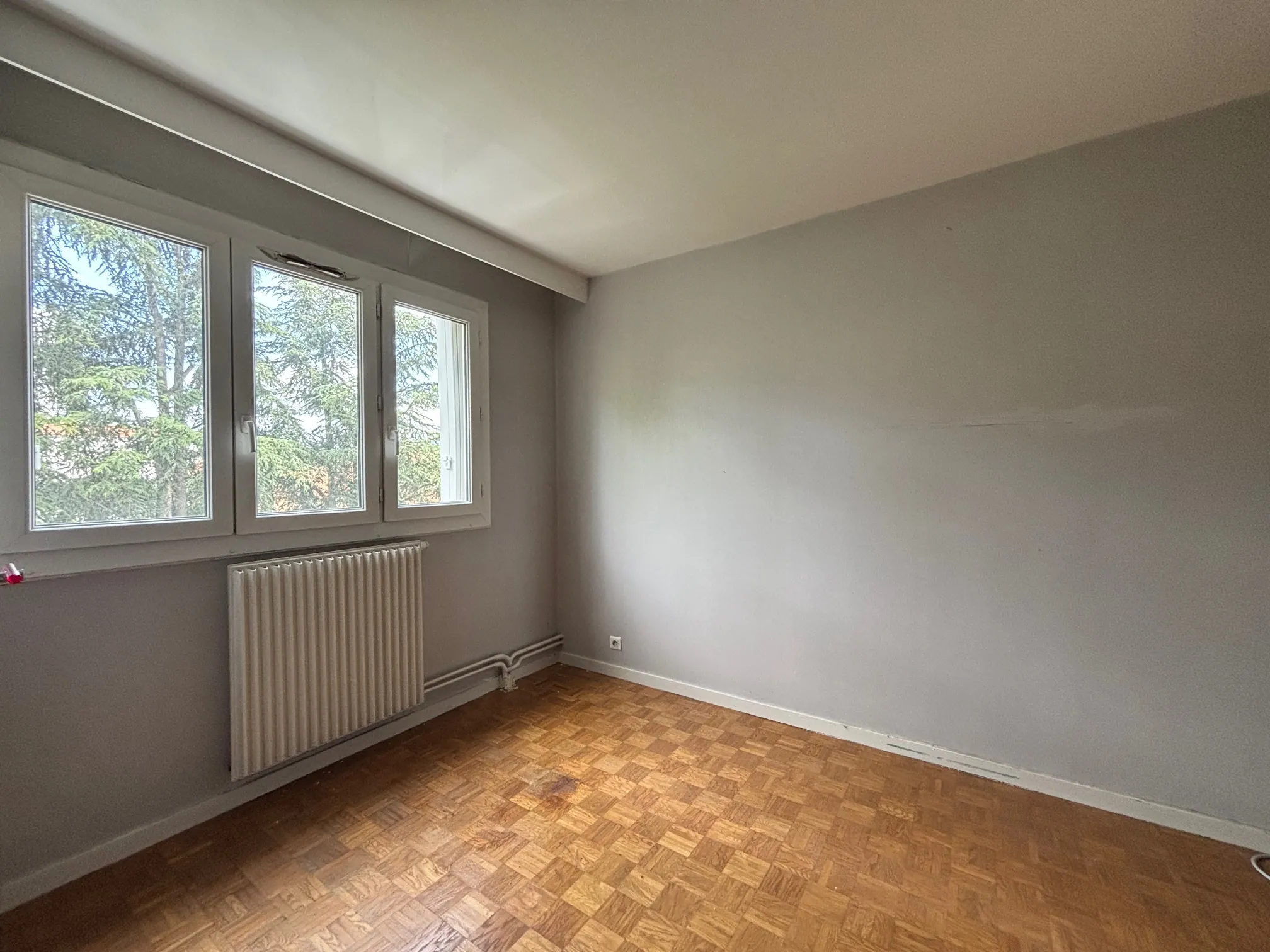 Appartement T4 à Saint-Étienne proche Stade Geoffroy Guichard avec parking et cave 
