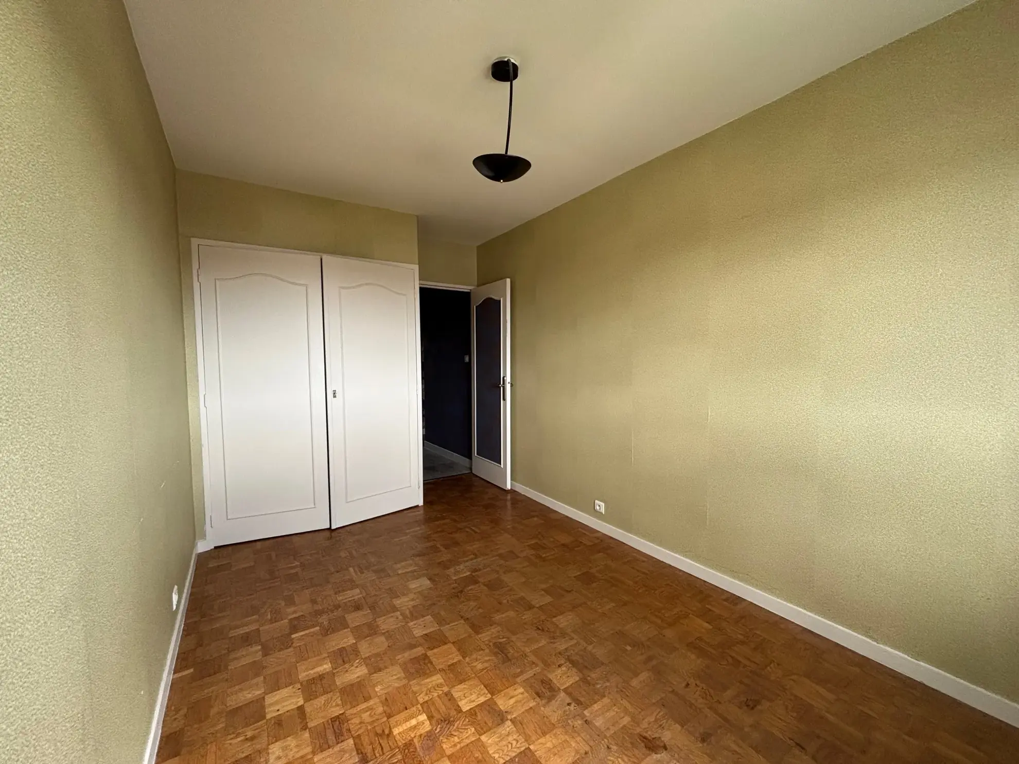 Appartement T4 à Saint-Étienne proche Stade Geoffroy Guichard avec parking et cave 