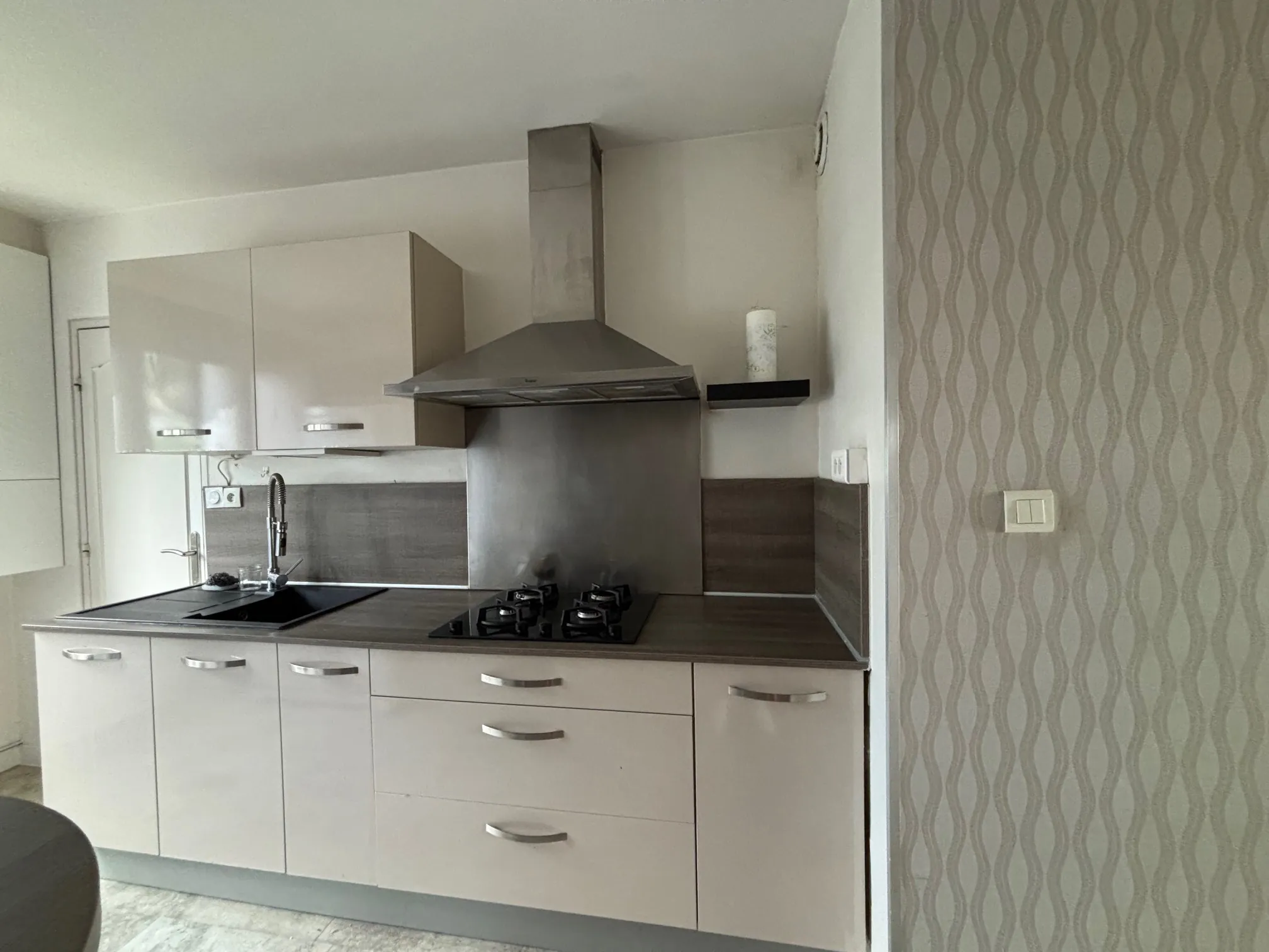 Appartement T4 à Saint-Étienne proche Stade Geoffroy Guichard avec parking et cave 