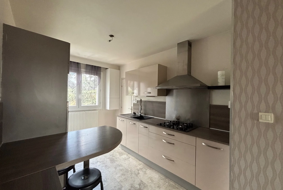 Appartement T4 à Saint-Étienne proche Stade Geoffroy Guichard avec parking et cave 