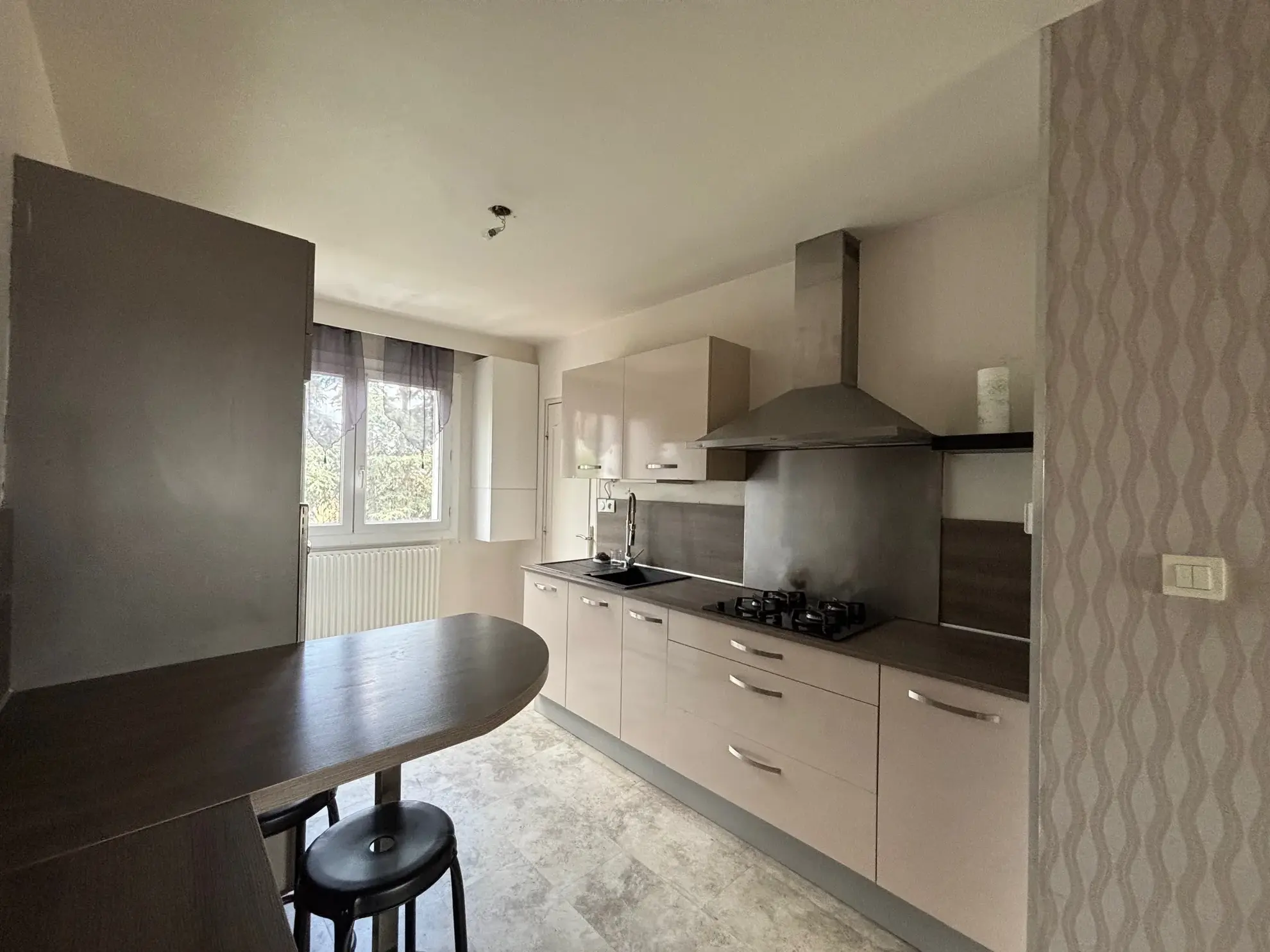 Appartement T4 à Saint-Étienne proche Stade Geoffroy Guichard avec parking et cave 