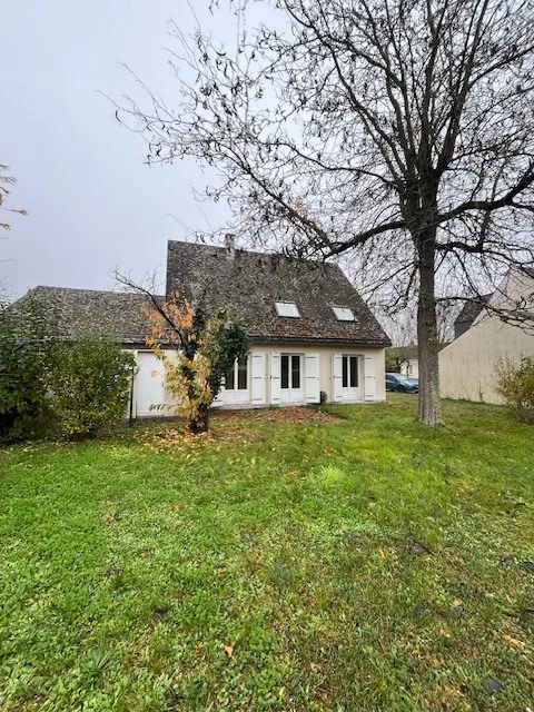 Maison individuelle 4 chambres à Restigné avec garage et jardin 