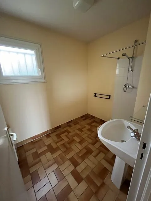 Maison individuelle 4 chambres à Restigné avec garage et jardin 