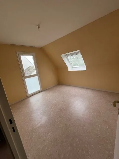 Maison individuelle 4 chambres à Restigné avec garage et jardin 