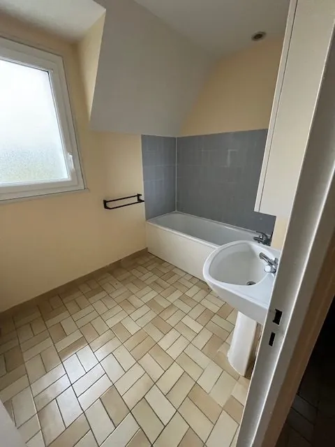 Maison individuelle 4 chambres à Restigné avec garage et jardin 