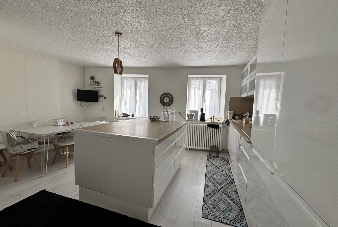 Maison de village rénovée avec grand garage et terrain à Propières (69) 