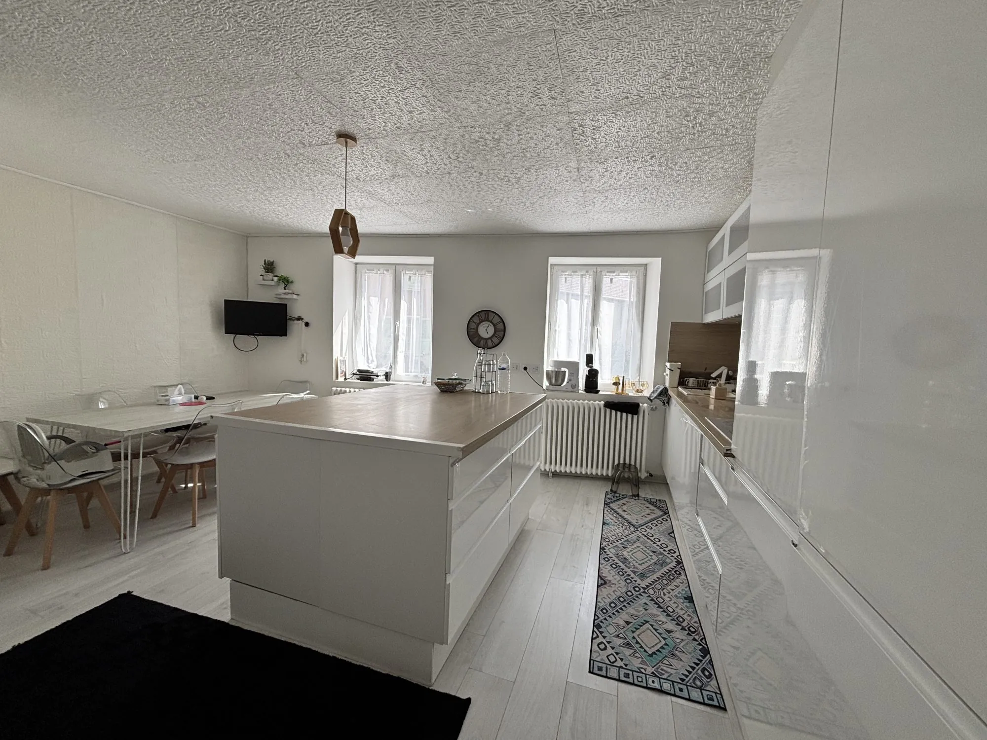 Maison de village rénovée avec grand garage et terrain à Propières (69) 