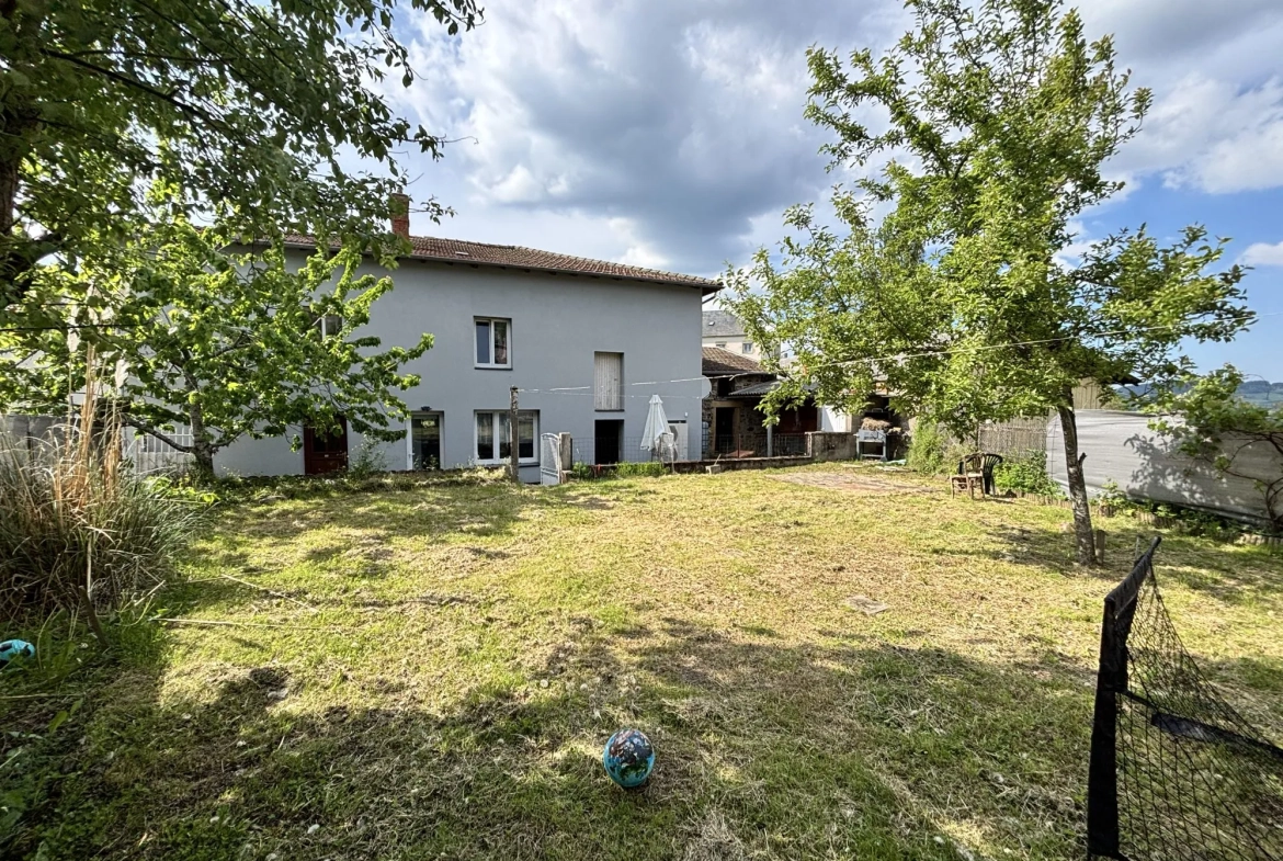 Maison de village rénovée avec grand garage et terrain à Propières (69) 