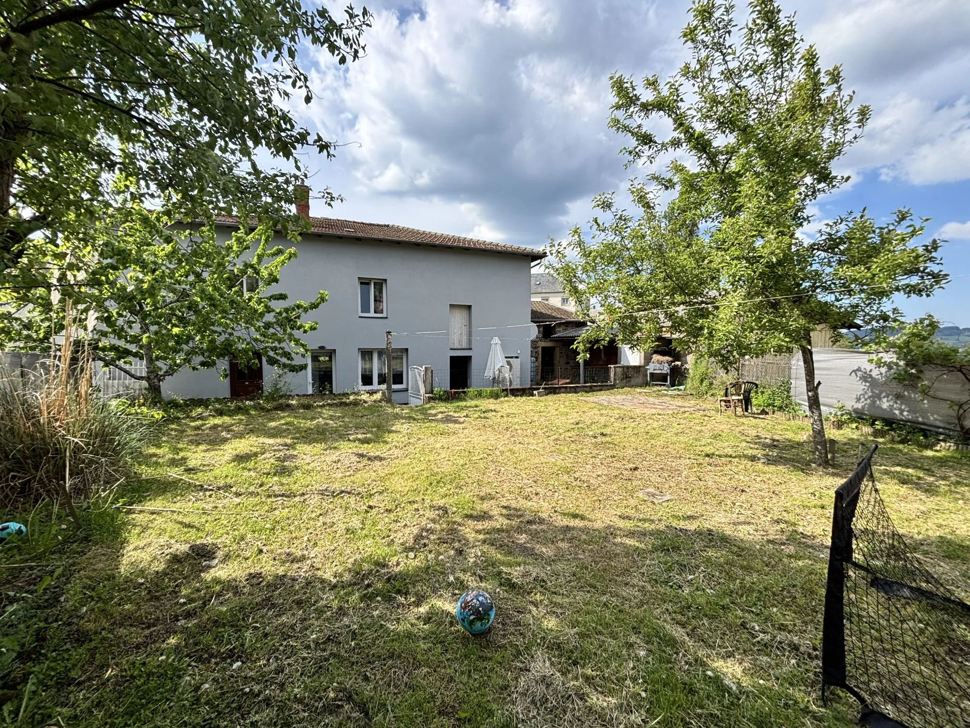 Maison de village rénovée avec grand garage et terrain à Propières (69) 