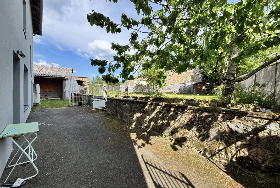 Maison de village rénovée avec grand garage et terrain à Propières (69) 