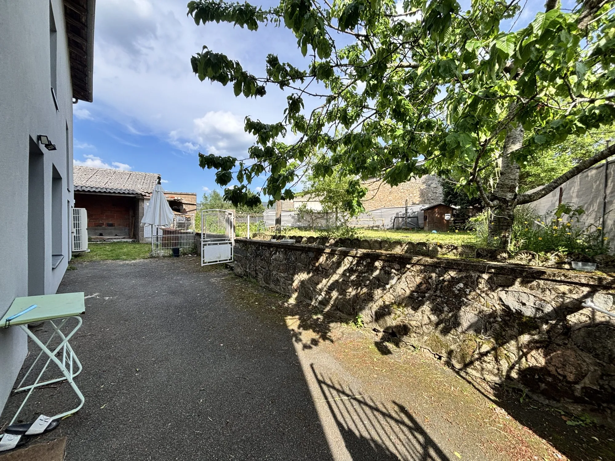 Maison de village rénovée avec grand garage et terrain à Propières (69) 