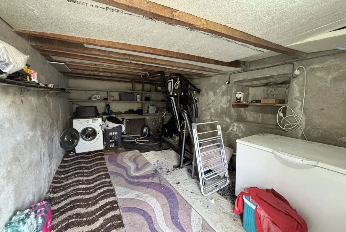 Maison de village rénovée avec grand garage et terrain à Propières (69) 