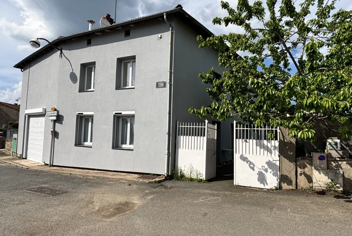 Maison de village rénovée avec grand garage et terrain à Propières (69) 
