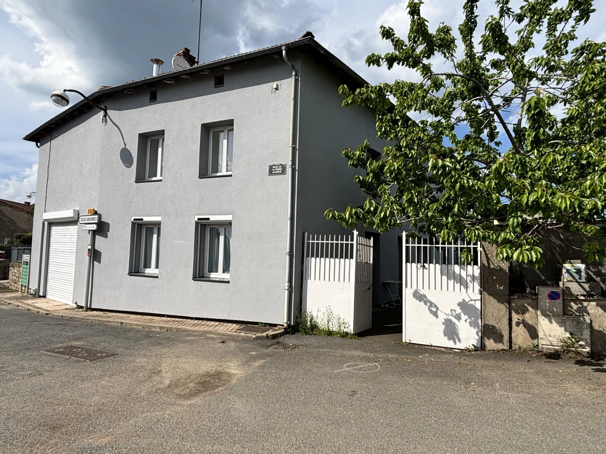 Maison de village rénovée avec grand garage et terrain à Propières (69) 