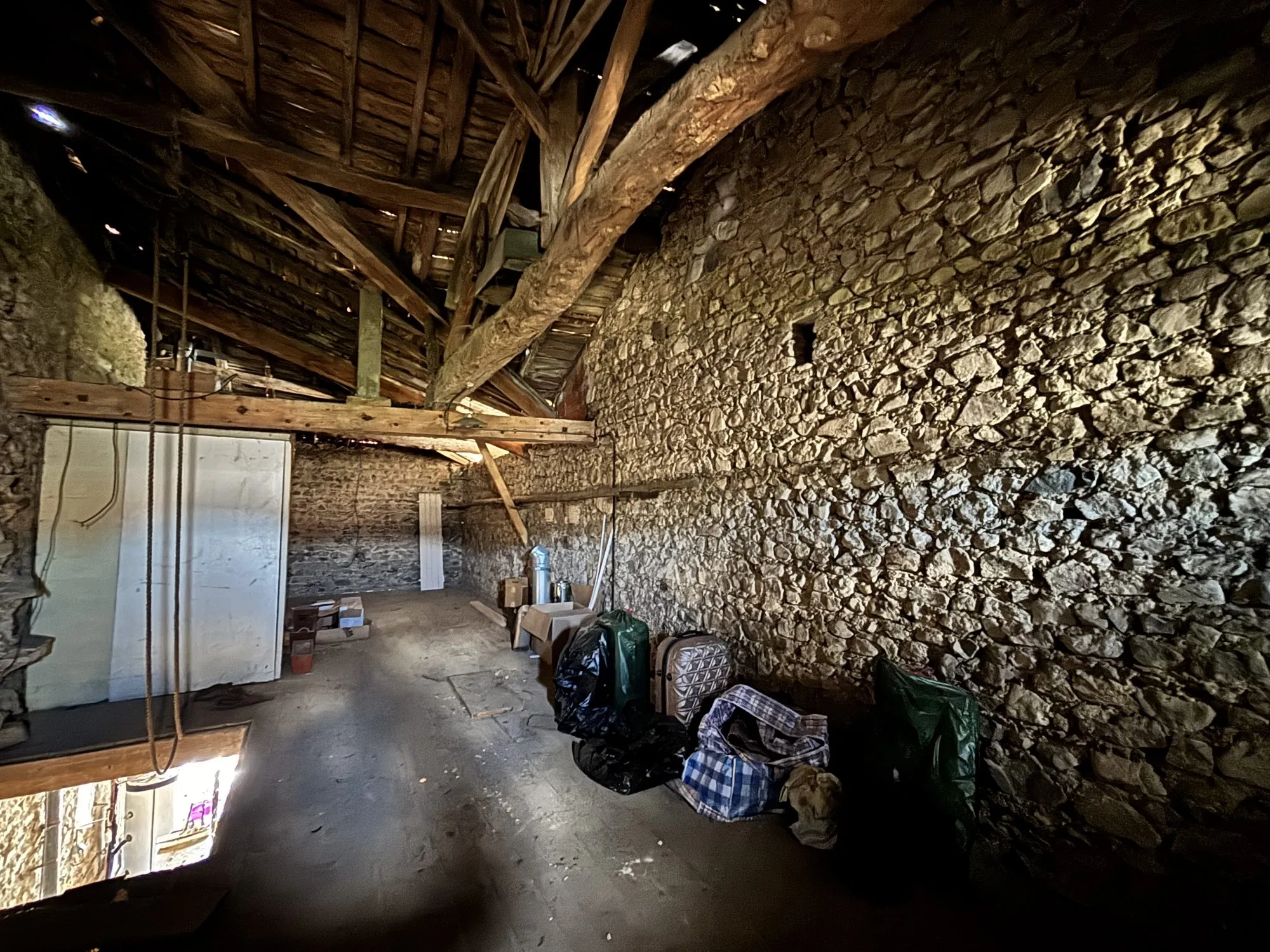 Maison de village rénovée avec grand garage et terrain à Propières (69) 