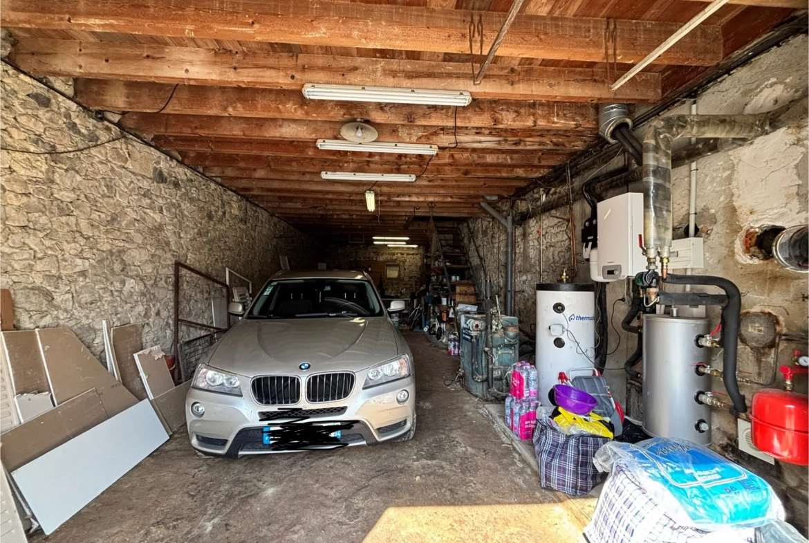 Maison de village rénovée avec grand garage et terrain à Propières (69) 