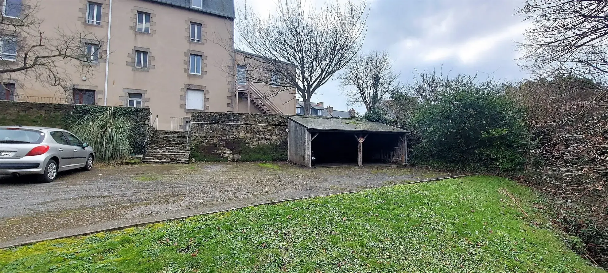 Abri commun + parking à l'arrière Appartement cosy de 25 m² proche plage à Saint Michel en Grève 