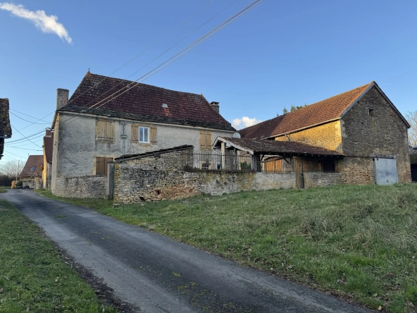Rare maison en pierre avec dépendances et parcelle constructible à La Chapelle Aubareil