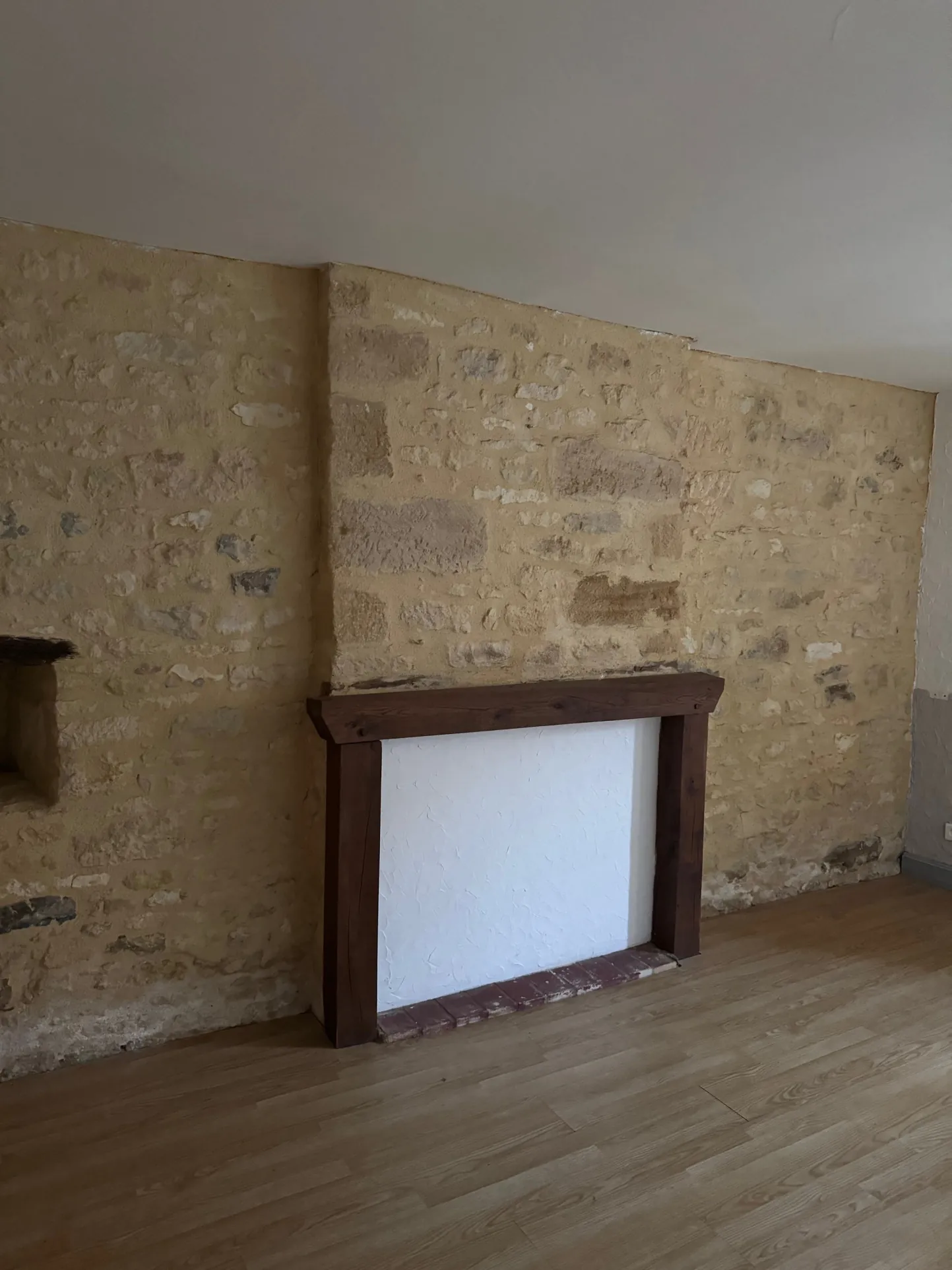 Rare maison en pierre avec dépendances et parcelle constructible à La Chapelle Aubareil 