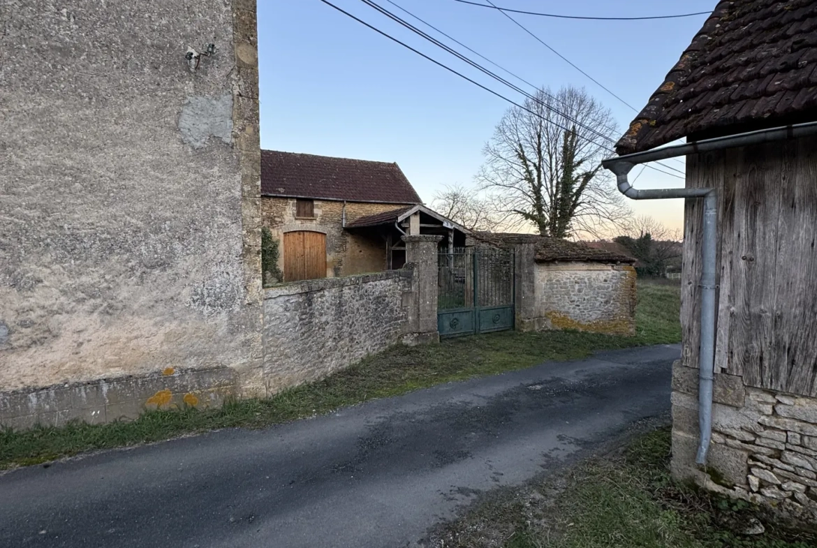 Rare maison en pierre avec dépendances et parcelle constructible à La Chapelle Aubareil 