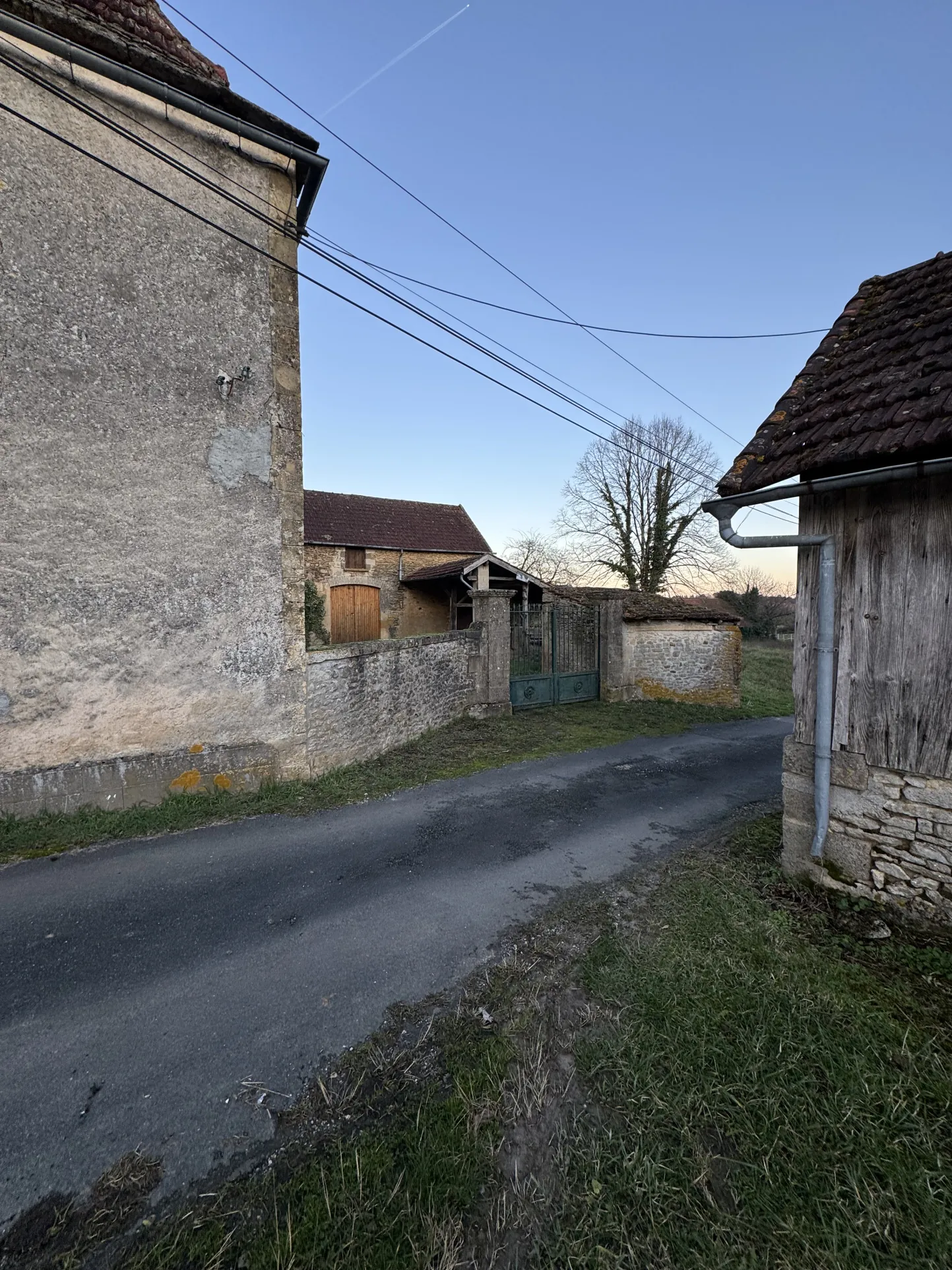 Rare maison en pierre avec dépendances et parcelle constructible à La Chapelle Aubareil 