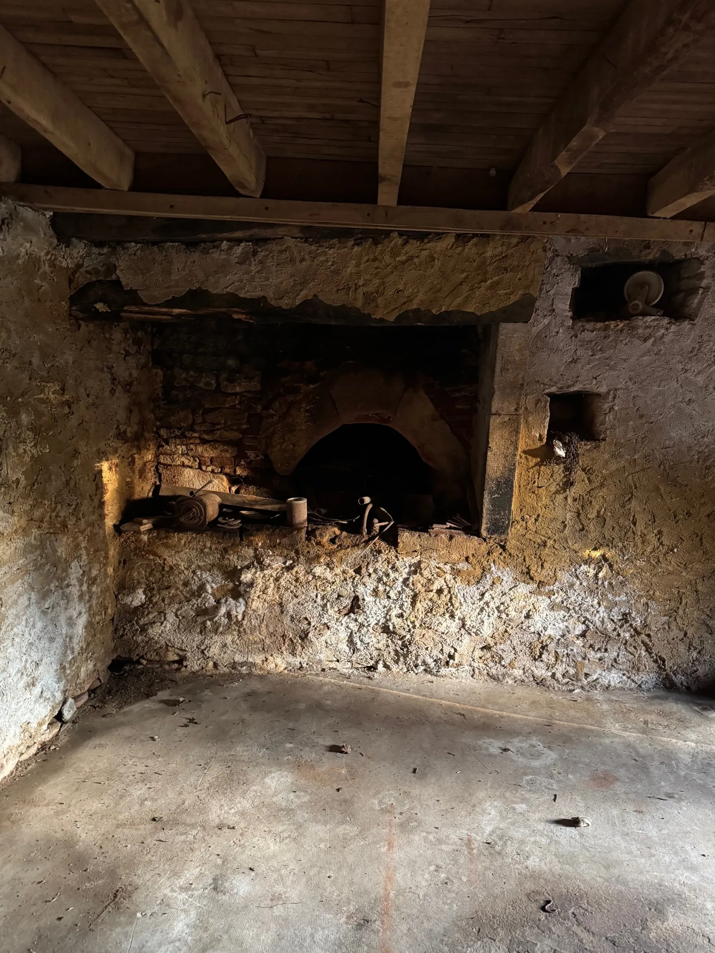 Rare maison en pierre avec dépendances et parcelle constructible à La Chapelle Aubareil 