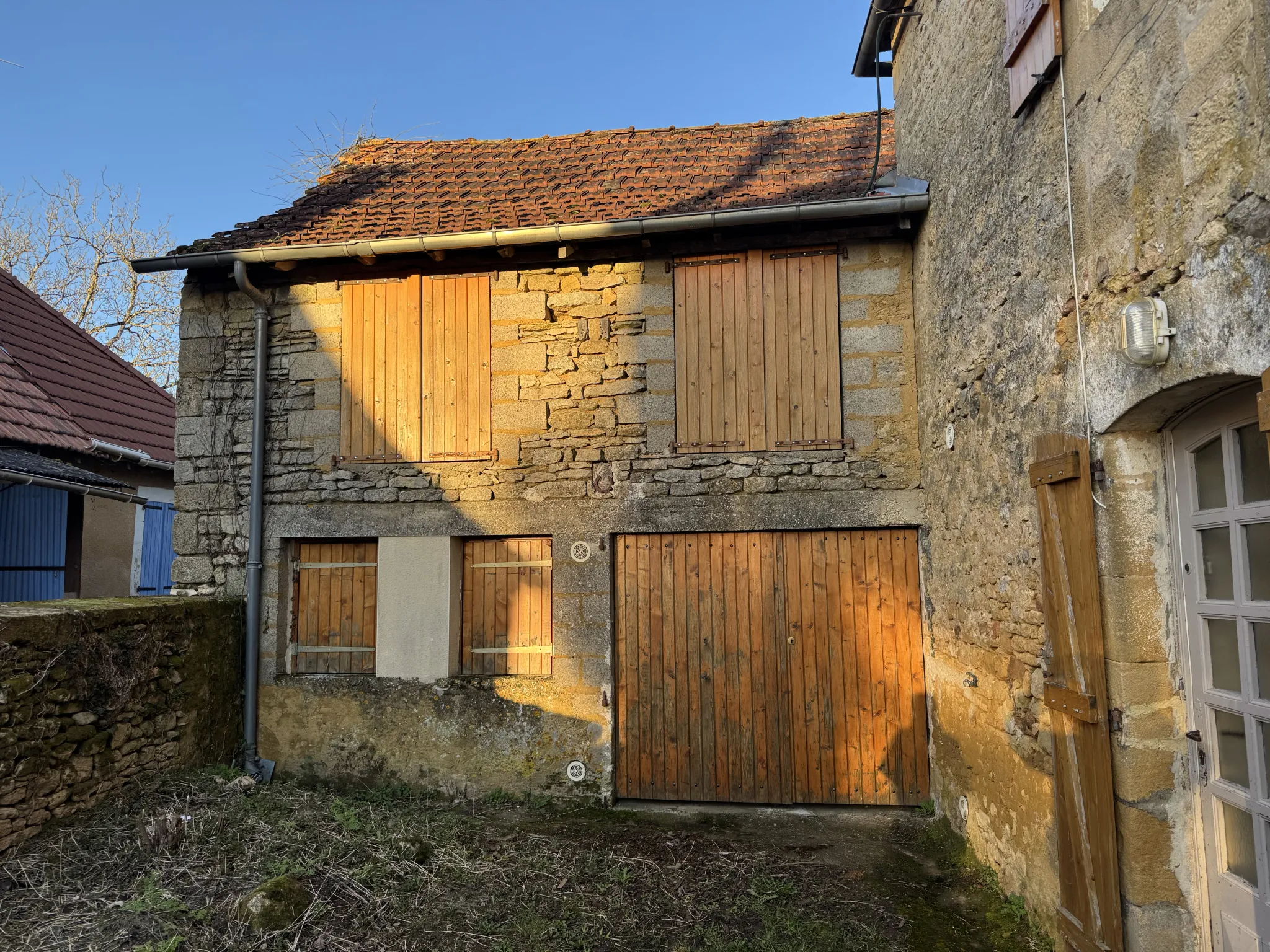 Rare maison en pierre avec dépendances et parcelle constructible à La Chapelle Aubareil 