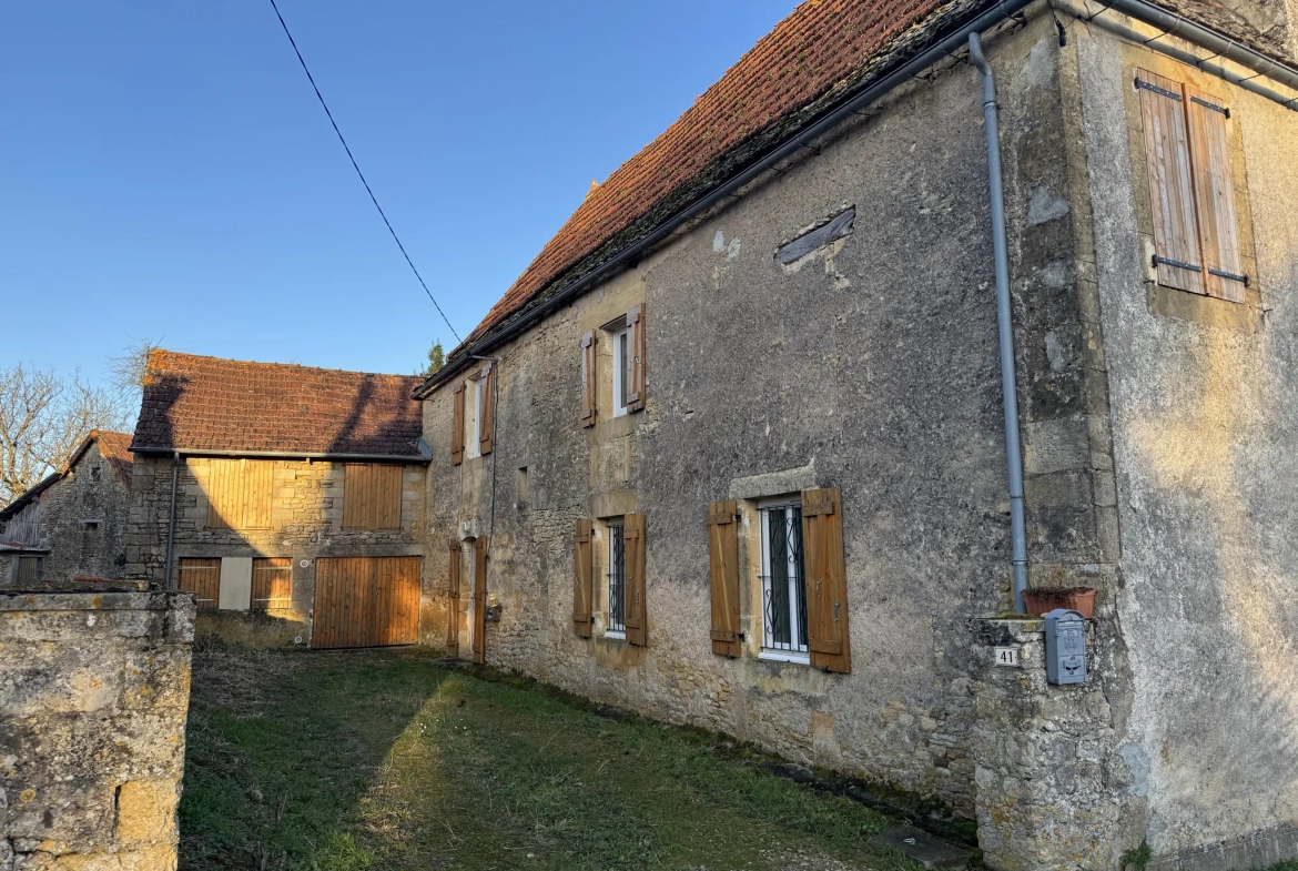 Rare maison en pierre avec dépendances et parcelle constructible à La Chapelle Aubareil 
