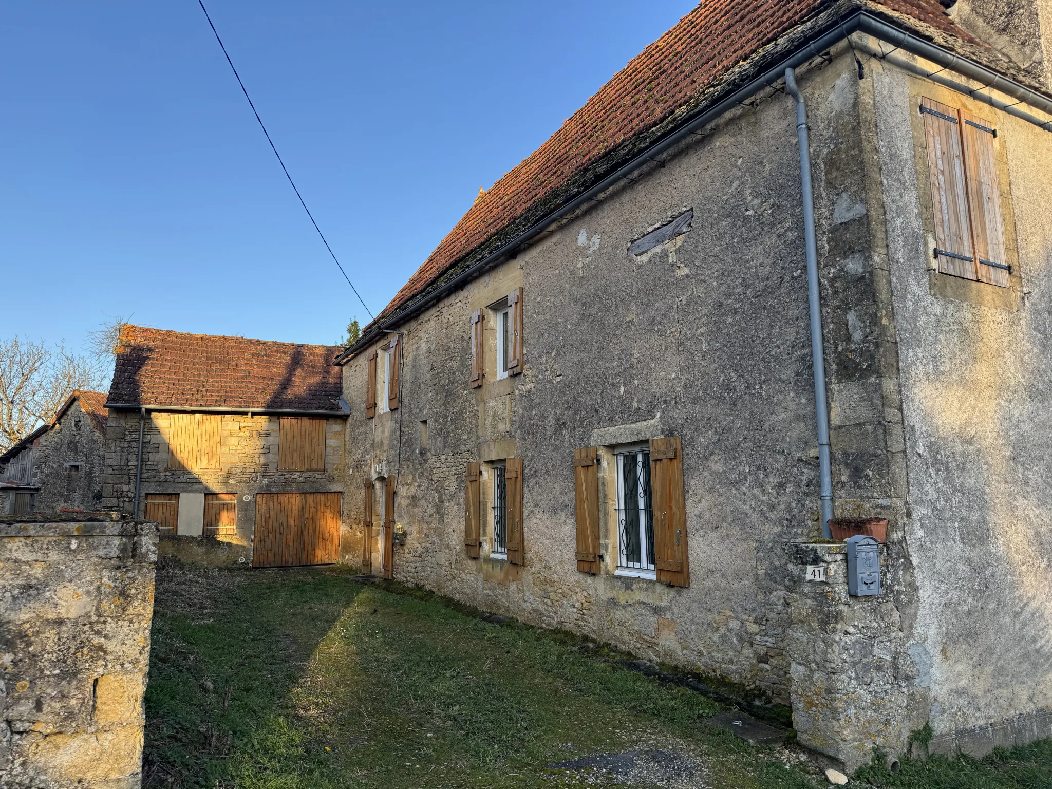 Rare maison en pierre avec dépendances et parcelle constructible à La Chapelle Aubareil 