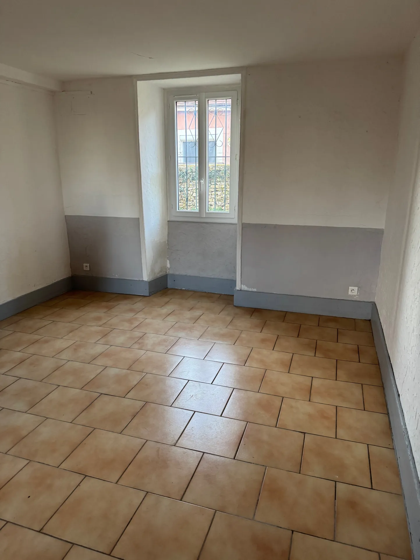 Rare maison en pierre avec dépendances et parcelle constructible à La Chapelle Aubareil 