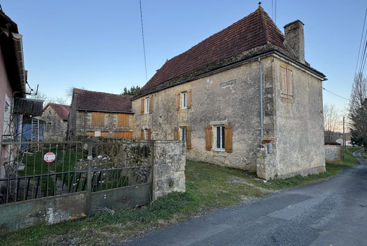 Rare maison en pierre avec dépendances et parcelle constructible à La Chapelle Aubareil 