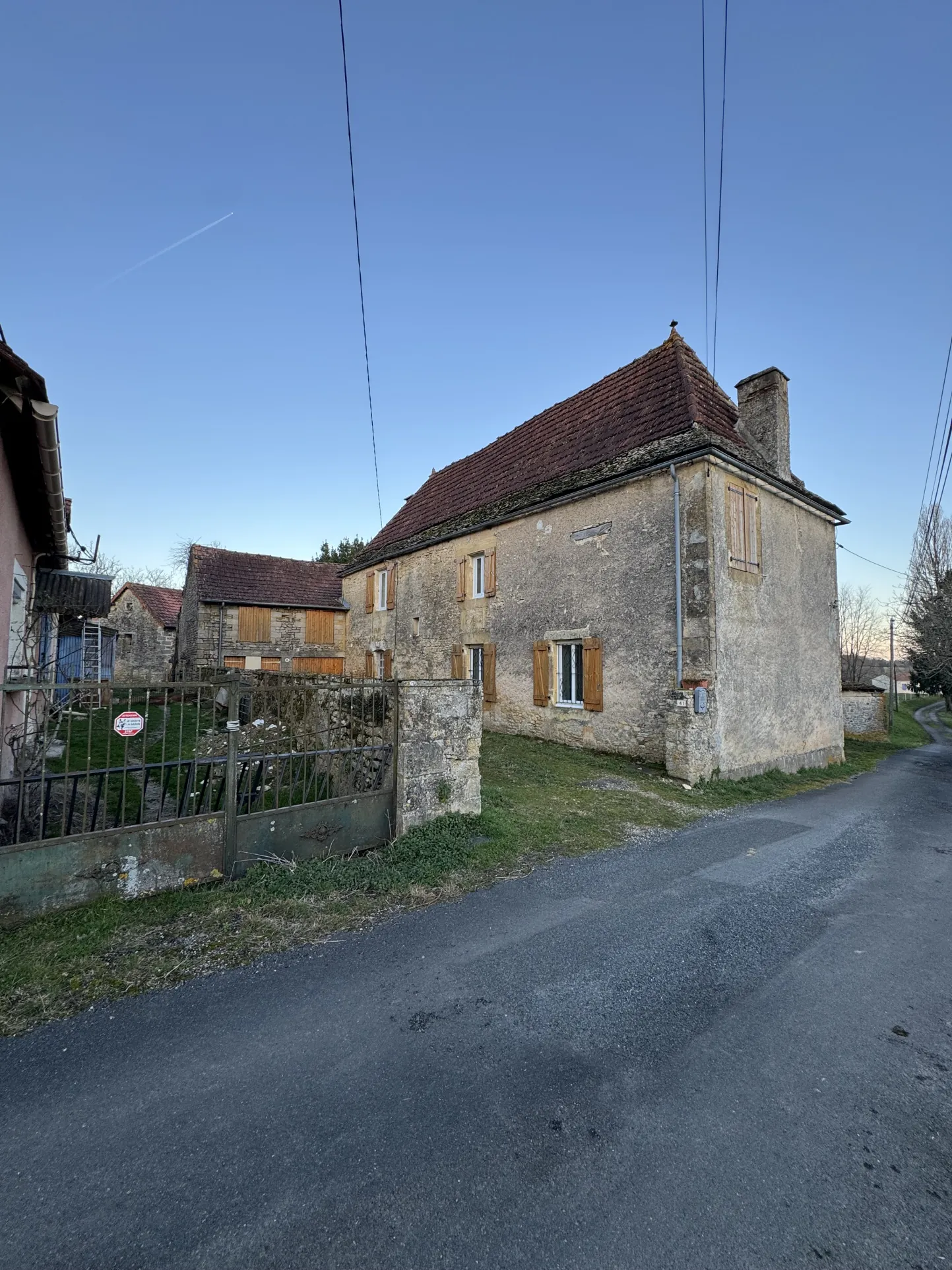 Rare maison en pierre avec dépendances et parcelle constructible à La Chapelle Aubareil 