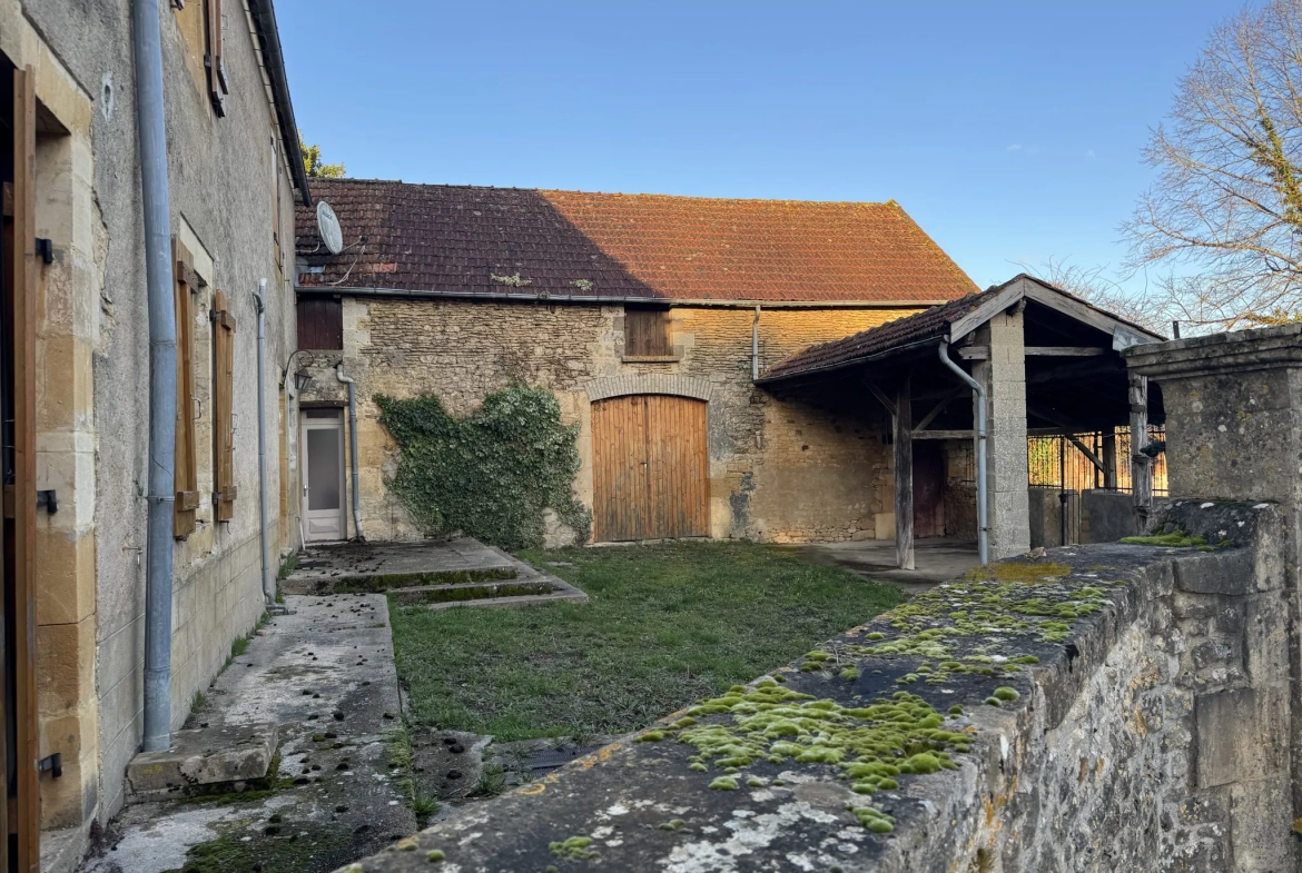 Rare maison en pierre avec dépendances et parcelle constructible à La Chapelle Aubareil 