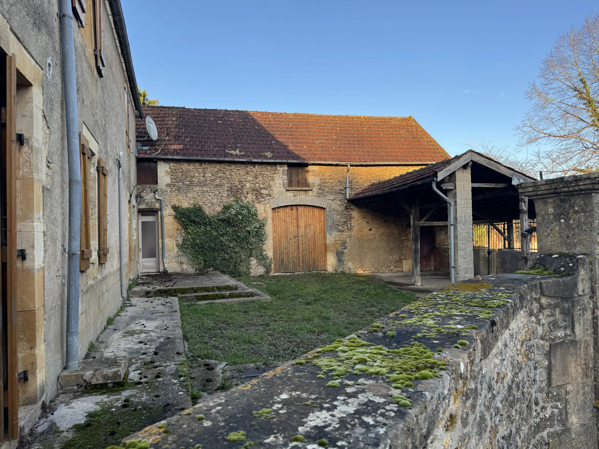 Rare maison en pierre avec dépendances et parcelle constructible à La Chapelle Aubareil 