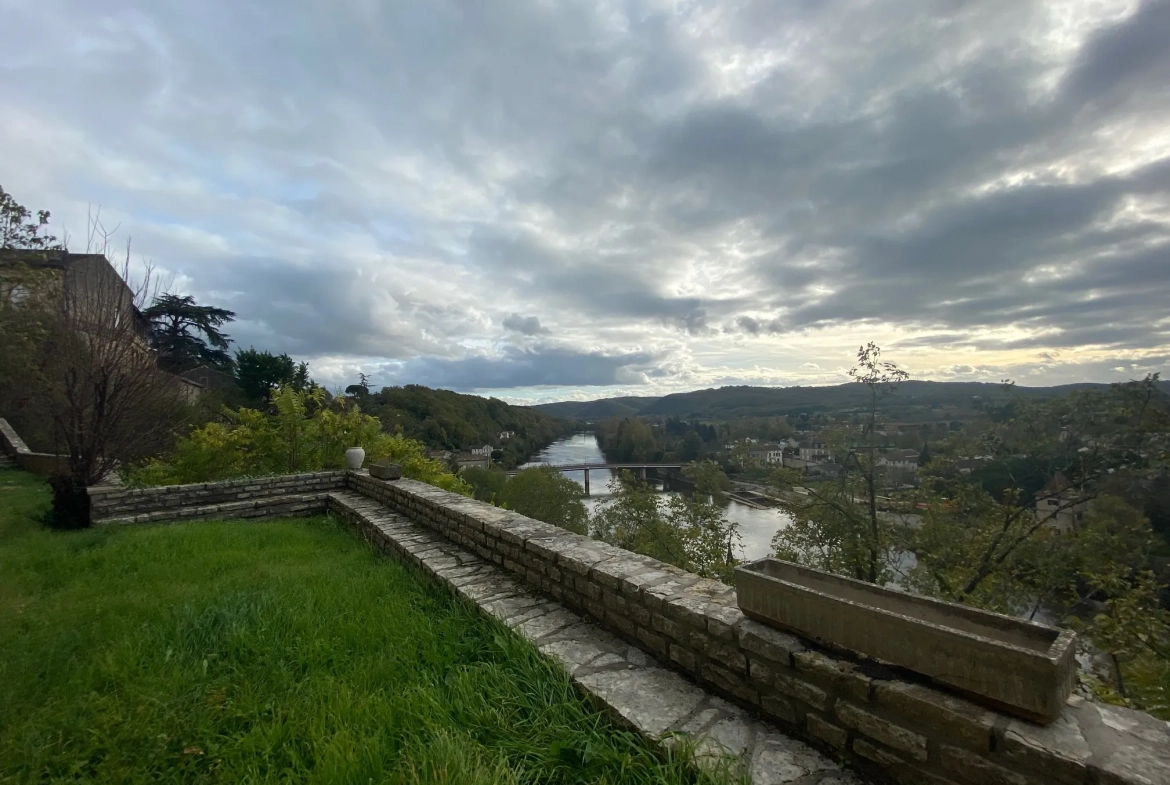 Appartement T3 à rénover avec jardin, chambres d'hôtes et vue vallée à Puy-l'Évêque 