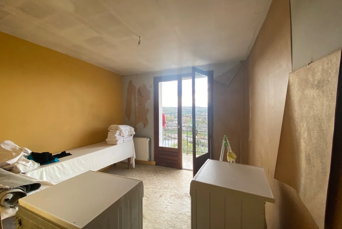 Appartement T3 à rénover avec jardin, chambres d'hôtes et vue vallée à Puy-l'Évêque 